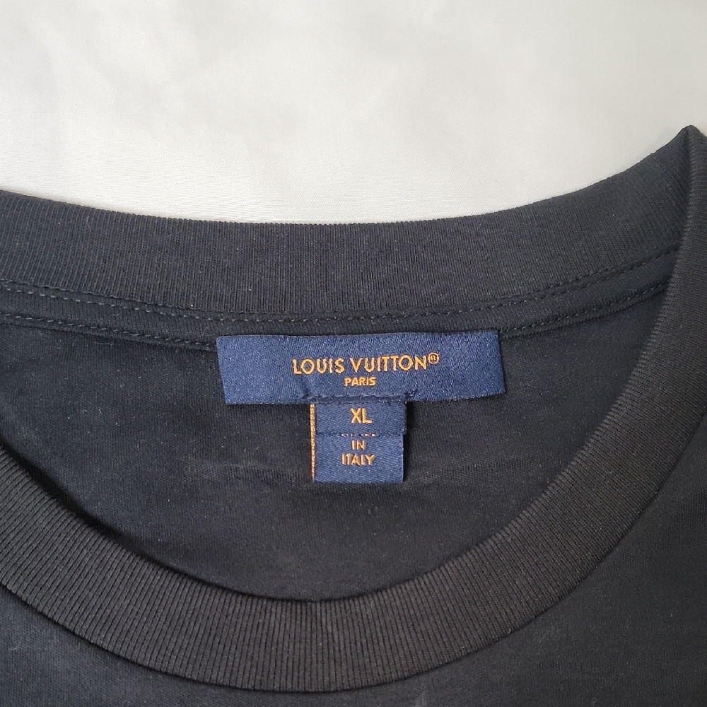 Louis Vuitton Black T-Shirt with White Script Logo - Picture 3 of 4